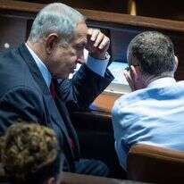 ראש הממשלה המיועד נתניהו וח"כ יריב לוין במליאת הכנסת. | יונתן זינדל, פלאש90