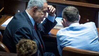 ראש הממשלה המיועד נתניהו וח"כ יריב לוין במליאת הכנסת. | יונתן זינדל, פלאש90