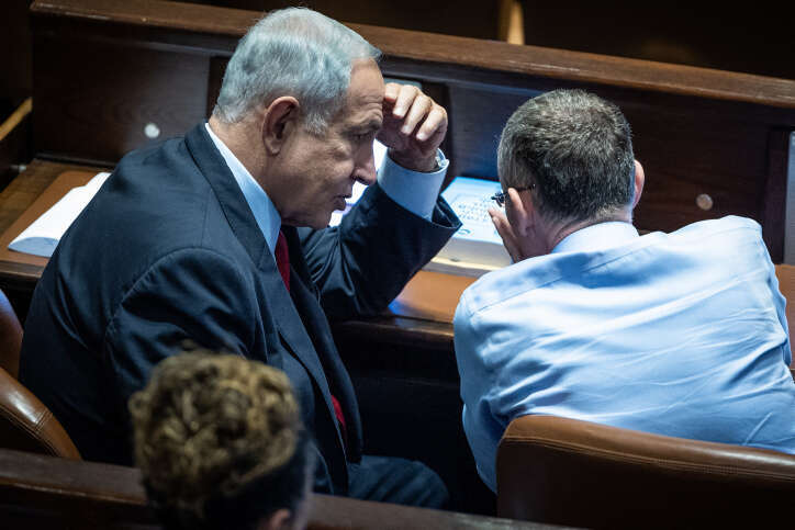 ראש הממשלה המיועד נתניהו וח"כ יריב לוין במליאת הכנסת. | יונתן זינדל, פלאש90