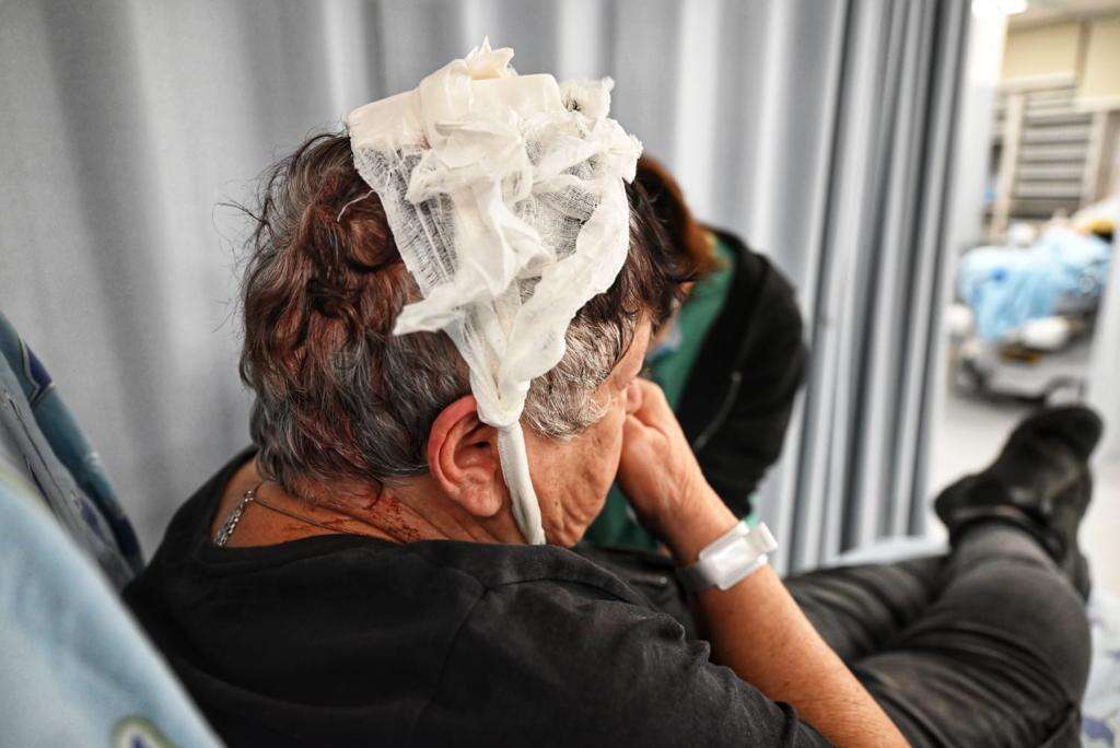 פונתה למיון בעקבות התקיפה. שפי פז. | מאיה לוין