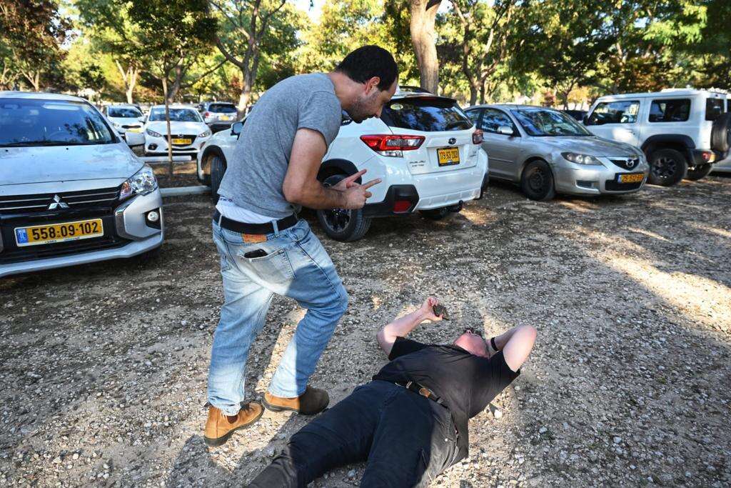 פז על הרצפה לאחר שנדחפה. הפעיל שנטען כי תקף אותה רוכן מעליה. | מאיה לוין