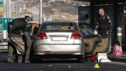 זירת הפיגוע בכניסה לירושלים, הבוקר. ציילום: EPA זירת הפיגוע בכניסה לירושלים, הבוקר. ציילום: EPA