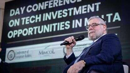 הרב פנחס גולדשמידט בוועידת רבני אירופה. | לאלי איטקין