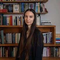 ד"ר מיכל ברנע־אסטרוג (45) סופרת, חוקרת פסיכואנליזה ובודהיזם וראש התוכנית התלת־שנתית לגישת האקומי. | אבישג שאר־ישוב