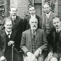 זיגמונד פרויד (יושב משמאל) ועמיתים באוניברסיטת קלארק, 1909. | גטי אימג'ס