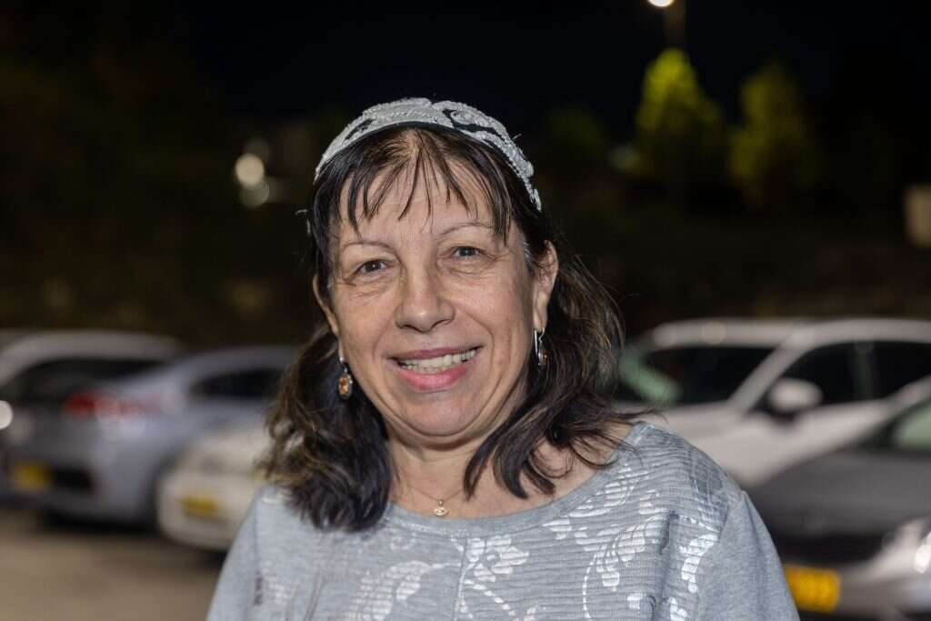 שרה פלוט. | יוסי אלוני