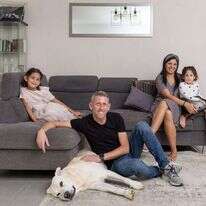 משפחת הרו, רחובות. | אבישג שאר־ישוב