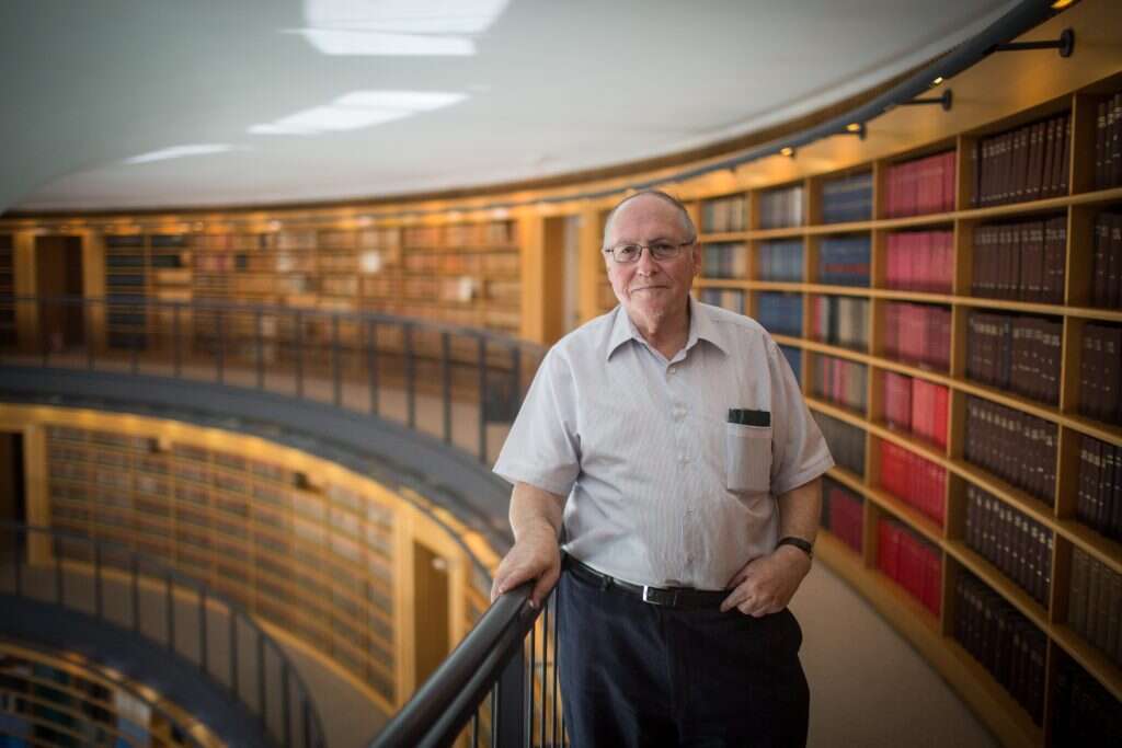 מסיר את הכובע בפני העמדה הממלכתית שלו. אליקים רובינשטיין. | הדס פרוש, פלאש 90