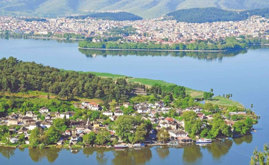 הישראלים מחבבים את הכפרים הציוריים באזור. יואנינה. | שאטרסטוק