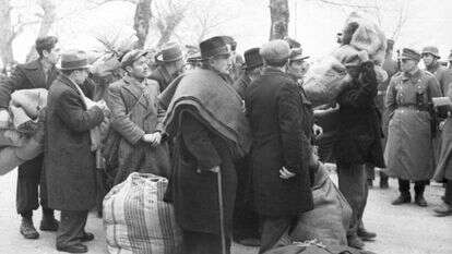 הקהילה נמחקה. יהודי יואנינה נאספים בכיכר העיר לקראת גירושם לאושוויץ. | מתוך אוסף הארכיון הפדרלי הגרמני