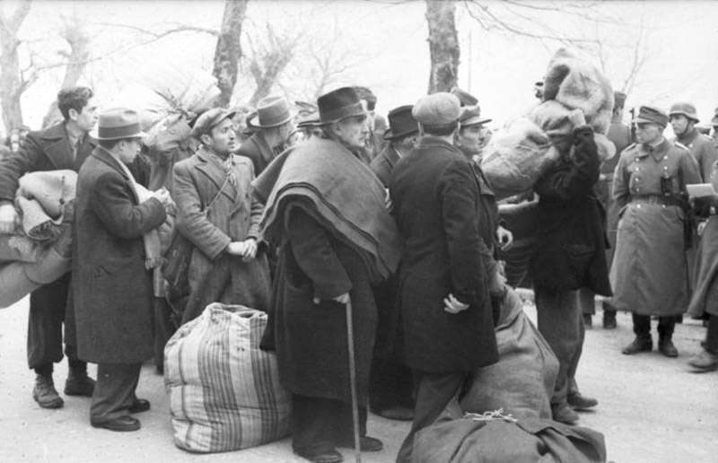 הקהילה נמחקה. יהודי יואנינה נאספים בכיכר העיר לקראת גירושם לאושוויץ. | מתוך אוסף הארכיון הפדרלי הגרמני