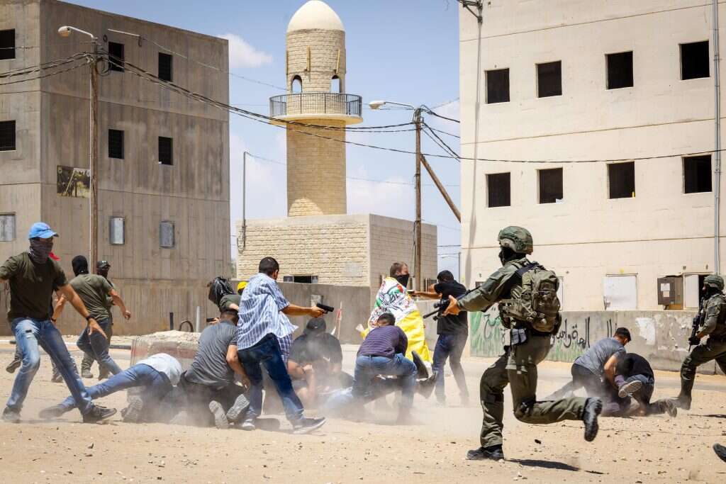 לאתר את המסית הראשי. לוחמים לבושי מדים ולוחם בלבוש אזרחי, בתרגיל המדמה פעילות בתוך כפר. | נתי שוחט, פלאש 90