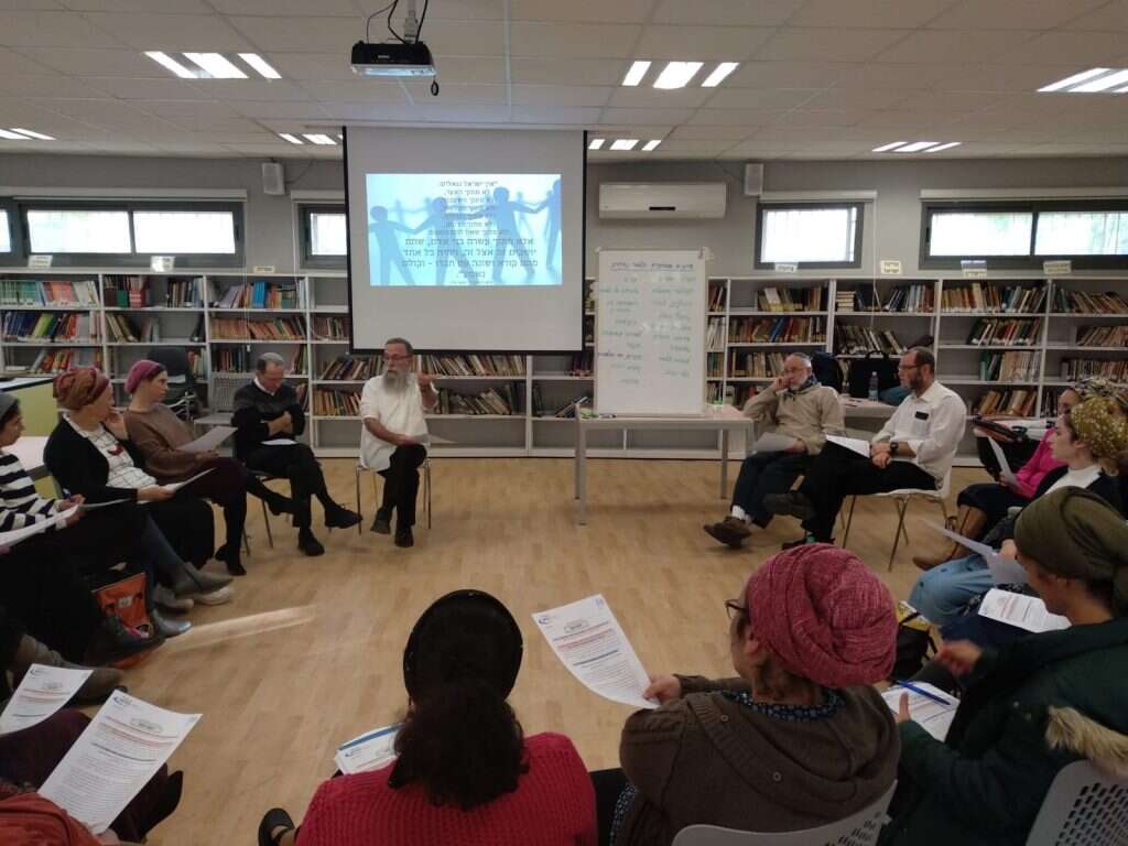 קבוצת מורים מתוכנית 'נבחרות למידה מבוססות ערכים' במפגש הכשרה עם הרב ד"ר יונה גודמן. | מרכז יב"ע