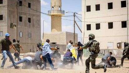 "כל הארץ בערה, אצלנו זה כבה מהר". לוחמי ימ"ס דרום בפעולה. | נתי שוחט, פלאש90