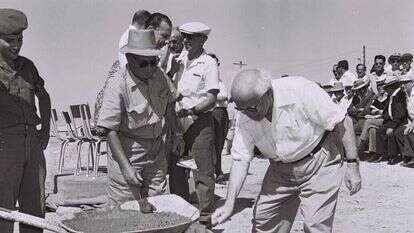 דוד בן־גוריון בטקס חגיגי בשדה־בוקר, 1963. | פריץ כהן, לע"מ