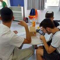 תלמידי מגמת ערבית רשתית פותרים חידות בשילוב הסלולר. | מרכז ישיבות ואולפנות בנ"ע