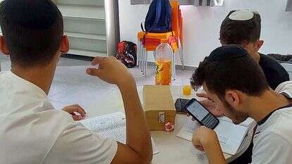 תלמידי מגמת ערבית רשתית פותרים חידות בשילוב הסלולר. | מרכז ישיבות ואולפנות בנ"ע