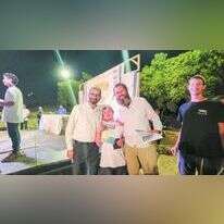 אורי סט בטקס קבלת תעודת תלמיד מצטיין עם מנהלי ישיבת בני עקיבא בעלי בשנה שעברה