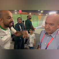 אוהד ערבי תוקף את מואב ורדי בשידור. | מסך מטוויטר