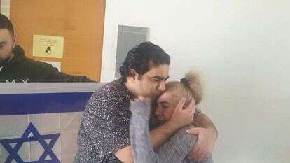 מור ג'אנאשווילי ואימו בבית המשפט, עם תום הדיון ומתן גזר הדין. | יאיר קראוס