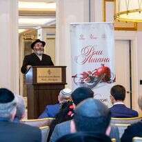 הרב שניאור סגל עם בני קהילתו. | הקהילה היהודית באזרבייג'ן