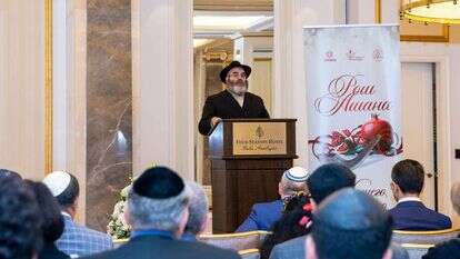 הרב שניאור סגל עם בני קהילתו. | הקהילה היהודית באזרבייג'ן