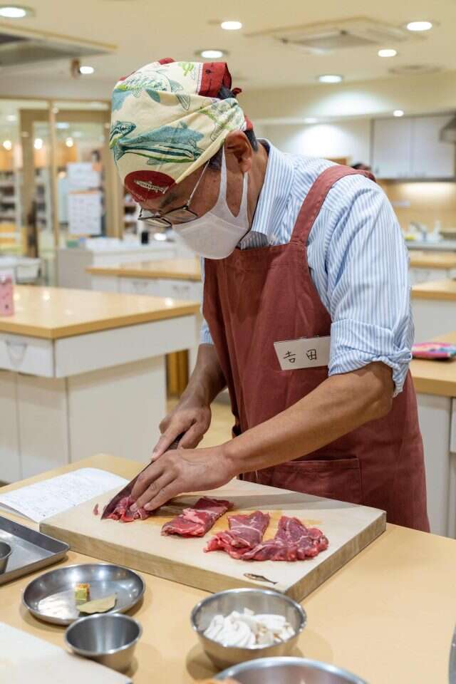 מסהירו יושידה מכין את המצרכים לתבשיל הסטרוגנוף שלו. | נוריקו היאשי, הוושינגטון פוסט