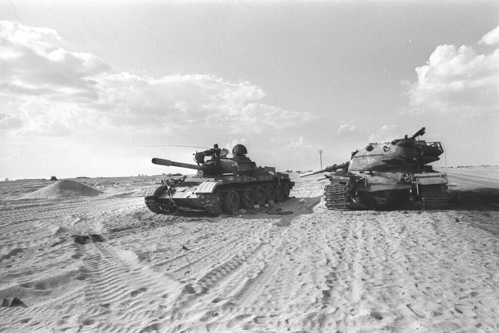 גם מתנגדי המשטר התגייסו כדי לשחרר את סיני מידי ישראל. טנקים מצריים פגועים נטושים בחולות, במלחמת יום כיפור. | יגאל תומרקין, לע"מ