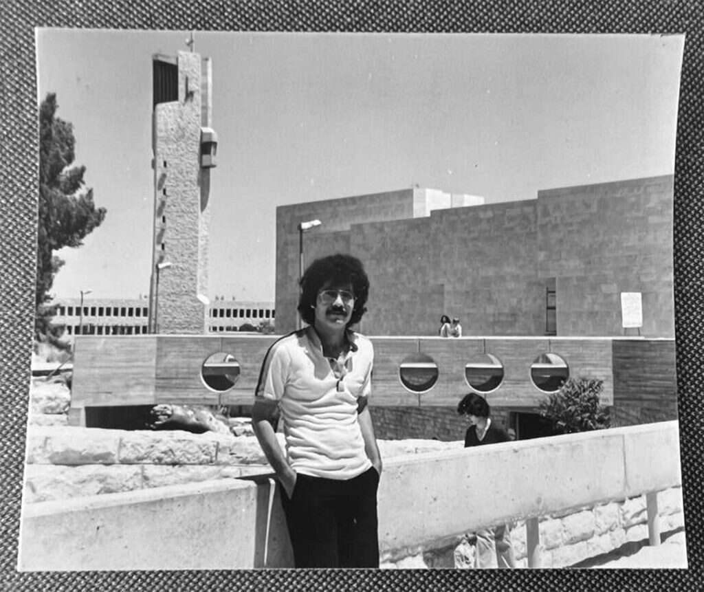 "כדי לא לסבך אותי, לא חתמו לי בדרכון". אל־מאלכ כסטודנט באוניברסיטה העברית, 1979. | פרטי