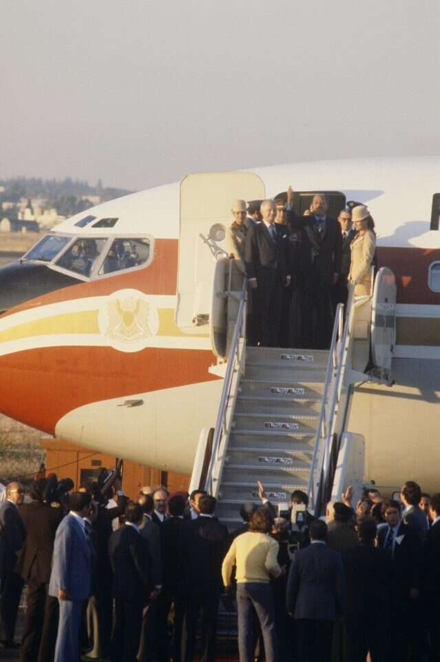 "לא טוב שיש שלום בין הממשלות ושנאה בין העמים". סאדאת מגיע לישראל, 1977. | גטי אימג'ס