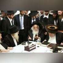 מימין לשמאל: הרבנים שמואל אוירבך, ברוך שמואל דויטש ואשר דויטש