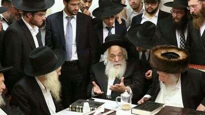 מימין לשמאל: הרבנים שמואל אוירבך, ברוך שמואל דויטש ואשר דויטש