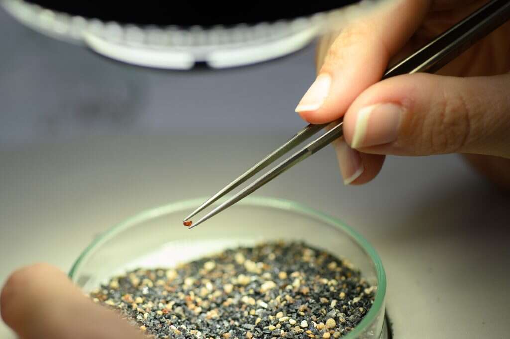 מלב האדמה אל מתחת למיקרוסקופ. מיון אבני חן במפעל. | אייל מרגולין, ג'יני