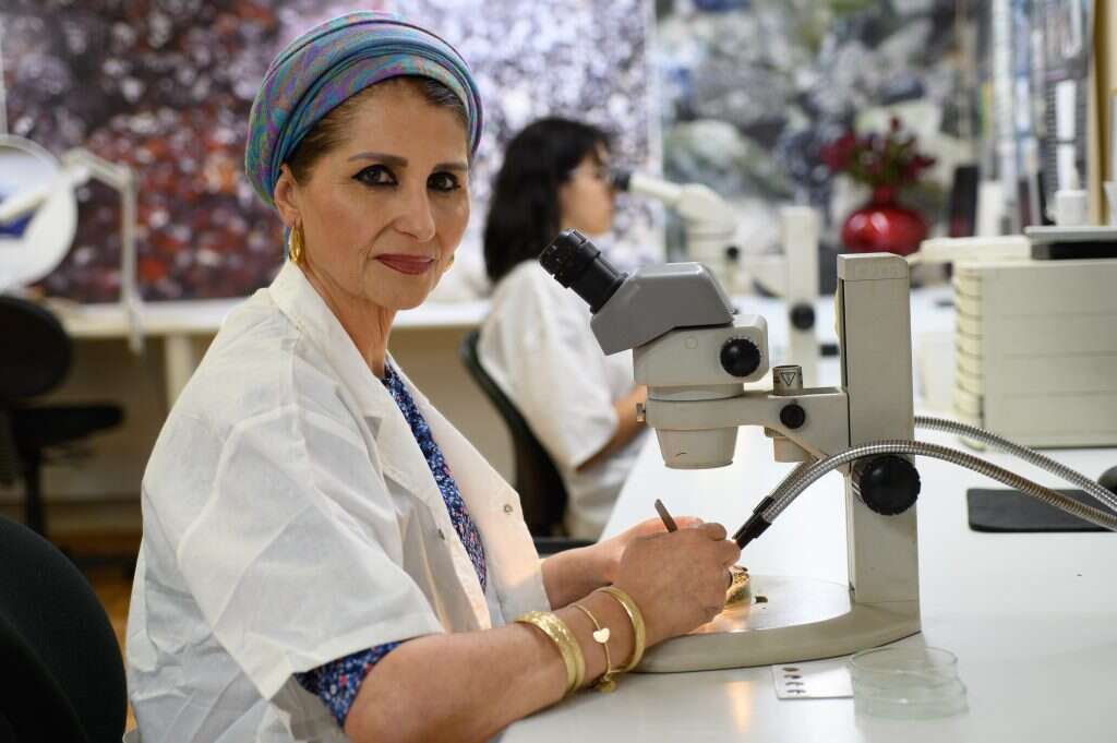 רוחמה תורג'מן, מינרלוגית ב"הולי ג'מס". | אייל מרגולין, ג'יני