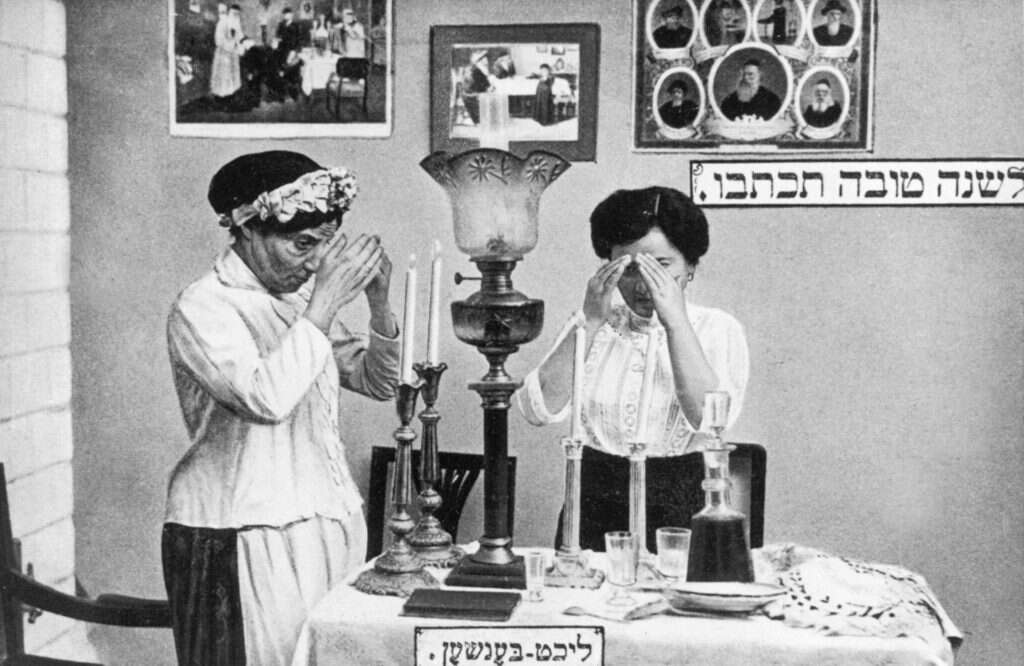 משבר כלכלי, לצד פריחה של היהדות. נשים מדליקות נרות על איגרת "שנה טובה" בפולין, בתחילת המאה ה־ 20. | גטי אימג'ס משבר כלכלי, לצד פריחה של היהדות. נשים מדליקות נרות על איגרת "שנה טובה" בפולין, בתחילת המאה ה־ 20. | גטי אימג'ס