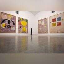 חשיפתם המחודשת של הציורים חייבה לבחון מחדש את תרומתה של אמנות נשית להופעת הציור המודרני. תערוכה מציורי הילמה אף קלינט בלונדון. | AFP