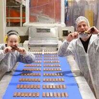 העובדים רוני פארן ומרים סייפר לוקחים פסק זמן טרי בבקרת איכות אחרונה. | אייל מרגולין, ג'יני