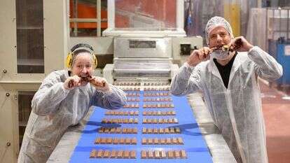 העובדים רוני פארן ומרים סייפר לוקחים פסק זמן טרי בבקרת איכות אחרונה. | אייל מרגולין, ג'יני