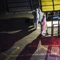 עובדי בריאות סינים ברובע ג'ינג'אן בשנגחאי. קרדיט: AFP