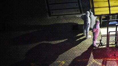 עובדי בריאות סינים ברובע ג'ינג'אן בשנגחאי. קרדיט: AFP