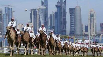 שומרים רכובים על גמלים מפטרלים בדוחא. | AP