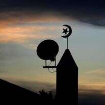 השמש שוקעת על מסגד קטארי בדוחא. | AP