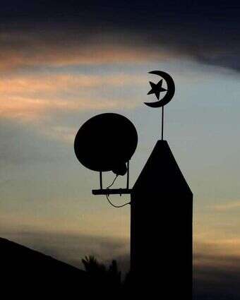 השמש שוקעת על מסגד קטארי בדוחא. | AP