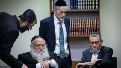 ח"כ משה גפני ויצחק גולדקנופף. | יונתן זינדל/פלאש90
