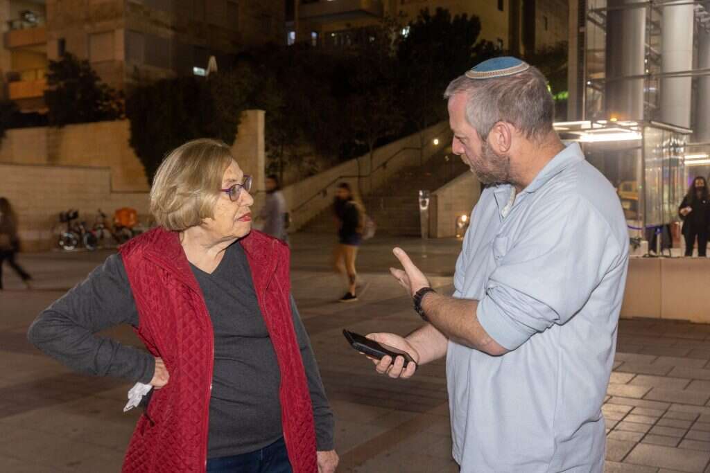 אסתר. | יוסי אלוני