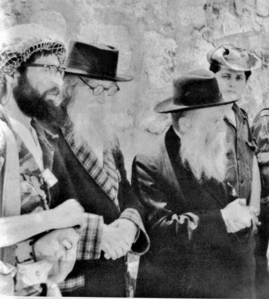 הרב ישראל אריאל (משמאל) בכותל ביום שחרורו, לצד הרב צבי יהודה קוק והרב הנזיר. באדיבות ידידיה הכהן ויחיאל פרש מתוך הספר "האיש על העדה" הרב ישראל אריאל (משמאל) בכותל ביום שחרורו, לצד הרב צבי יהודה קוק והרב הנזיר. באדיבות ידידיה הכהן ויחיאל פרש מתוך הספר "האיש על העדה"