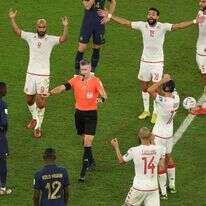 שופט במונדיאל מסמן לבדיקה במערכת ה-VAR. | AFP שופט במונדיאל מסמן לבדיקה במערכת ה-VAR. | AFP