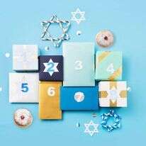 שמונה מתנות לשמונת ימי חג החנוכה. | שאטרסטוק