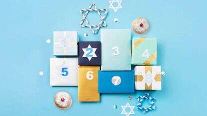 שמונה מתנות לשמונת ימי חג החנוכה. | שאטרסטוק