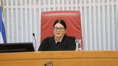 אסתר חיות. | אלכס קולומויסקי